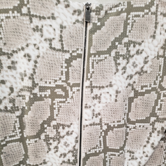 Vince Camuto Long Sleeve Python Snake Print Full Back Zip Dress, Size 2 - Picture 4 of 7